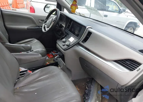 2015 Toyota Sienna L 7 Passenger z USA, uszkodzony, nr VIN 5TDZK3DC5FS660337